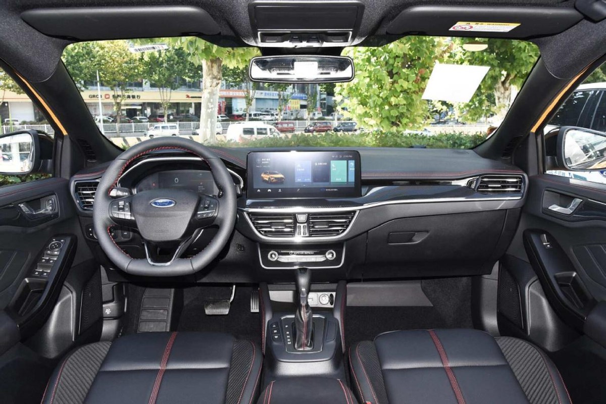 适合年轻人的高颜值家轿,配1.5T+6AT动力,操控强又省油,福克斯(图5) 福特福克斯两厢运动版_福克斯中改版ST Line外观_福克斯汽车配件