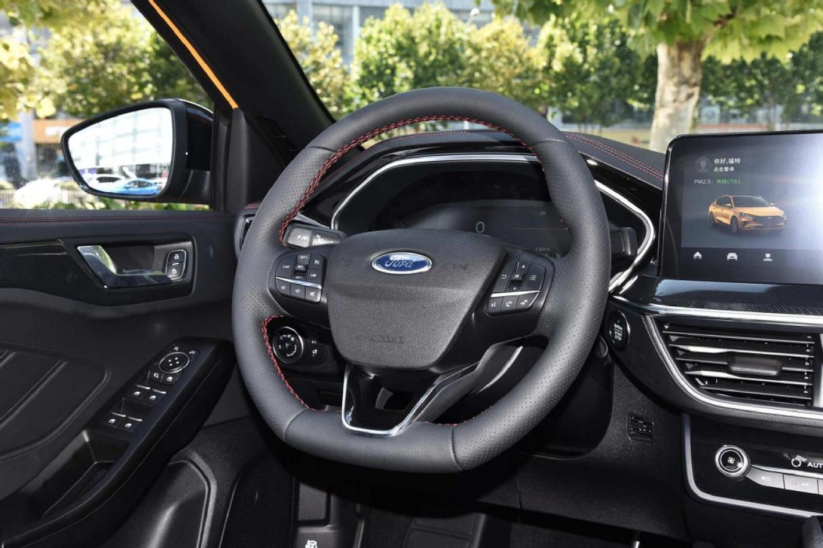 适合年轻人的高颜值家轿,配1.5T+6AT动力,操控强又省油,福克斯(图7) 福克斯汽车配件_福特福克斯两厢运动版_福克斯中改版ST Line外观