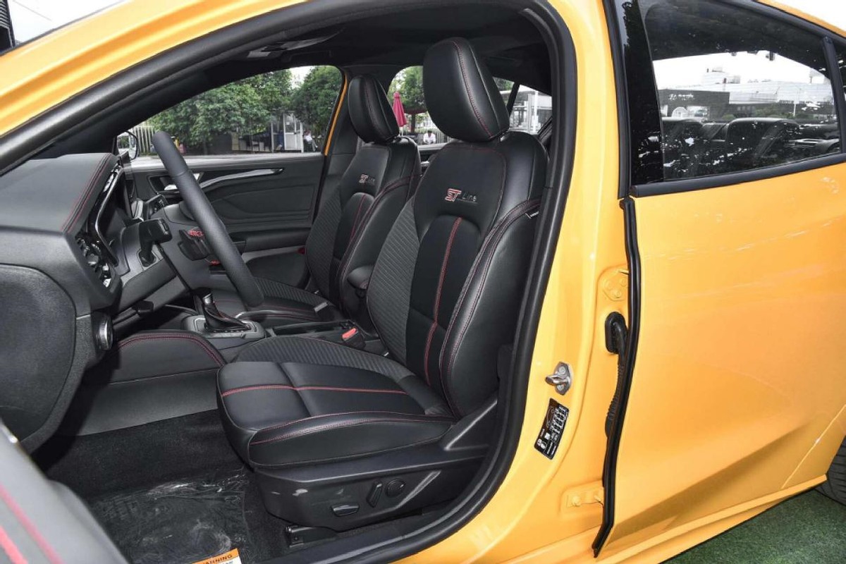 适合年轻人的高颜值家轿,配1.5T+6AT动力,操控强又省油,福克斯(图8) 福克斯中改版ST Line外观_福克斯汽车配件_福特福克斯两厢运动版