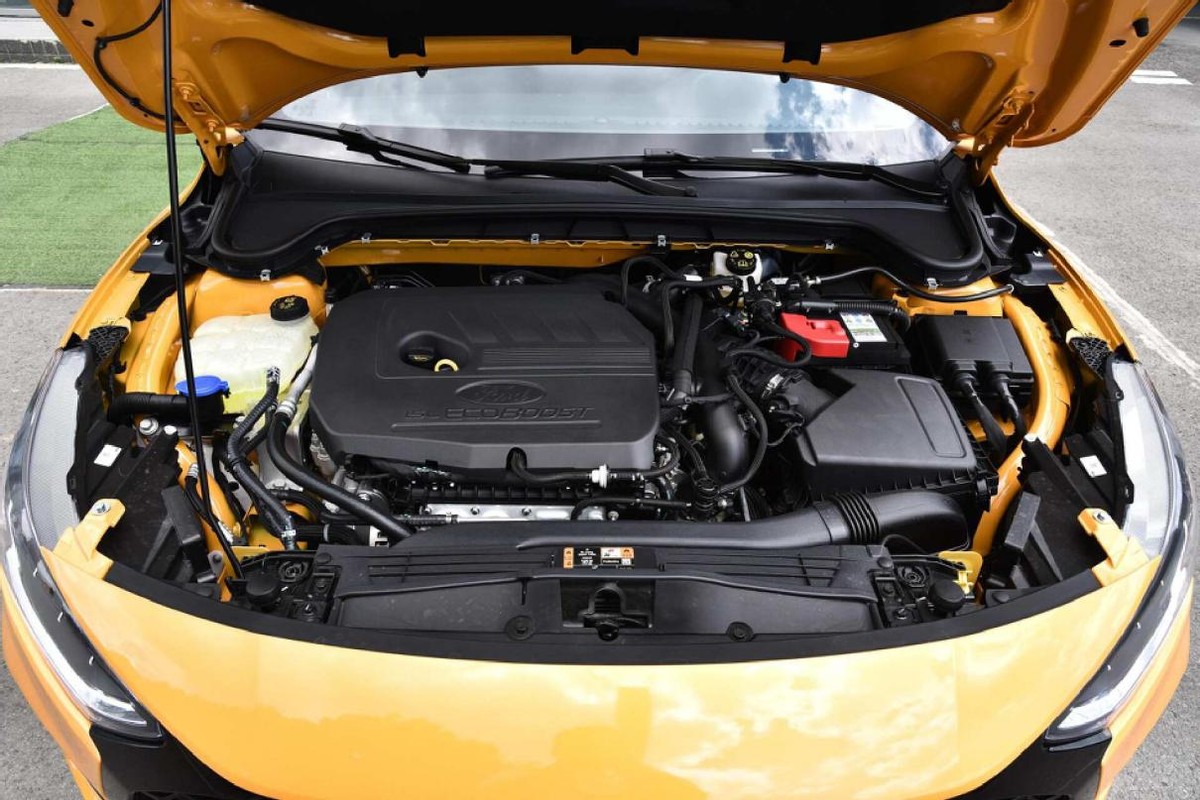 适合年轻人的高颜值家轿,配1.5T+6AT动力,操控强又省油,福克斯(图9) 福克斯中改版ST Line外观_福克斯汽车配件_福特福克斯两厢运动版