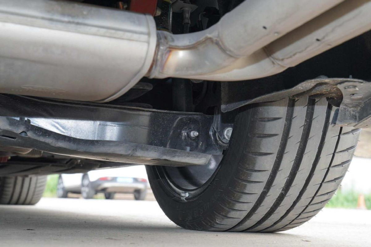 适合年轻人的高颜值家轿,配1.5T+6AT动力,操控强又省油,福克斯(图10) 福克斯中改版ST Line外观_福特福克斯两厢运动版_福克斯汽车配件