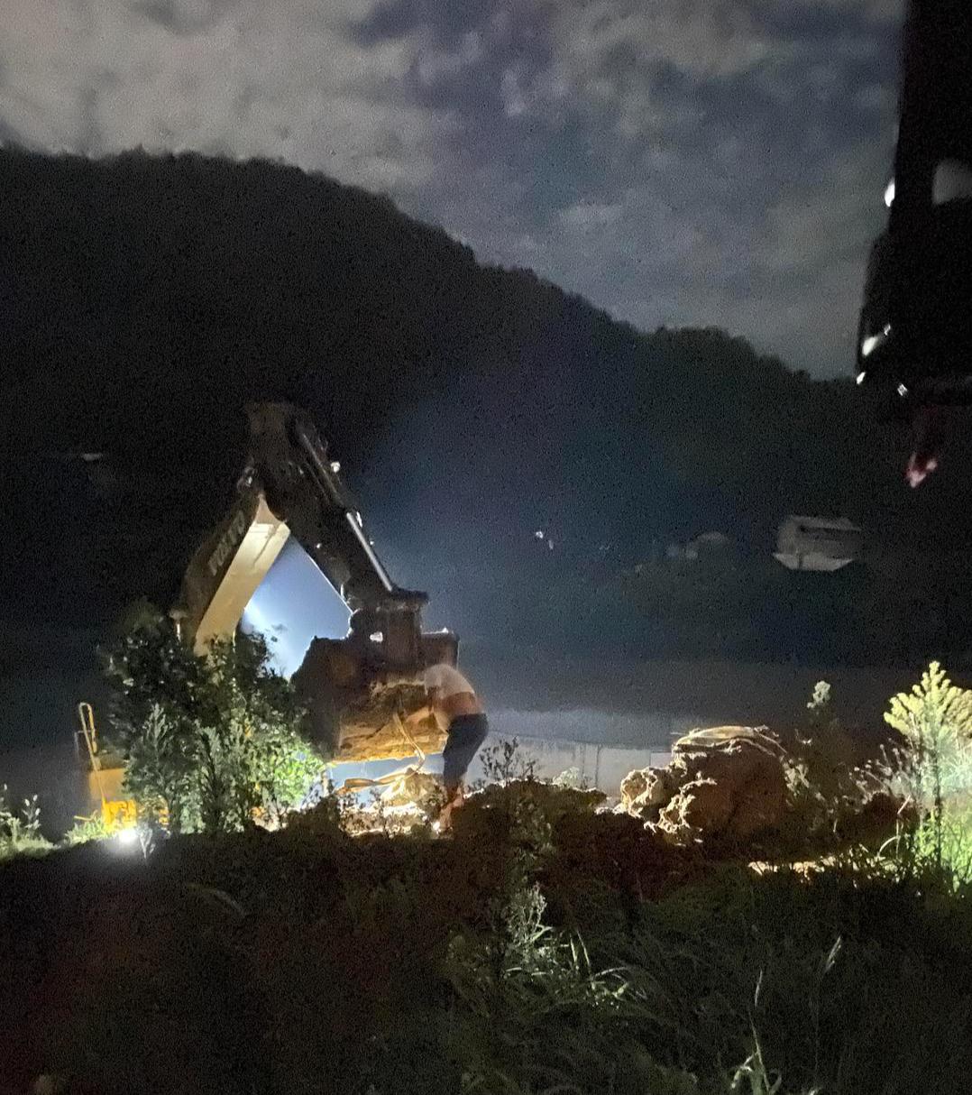 “村庄挖出疑似乌木”调查:村民称曾有疑似乌木被挖出后运走(图4) 四川南部县乌木纠纷_彭州乌木案结果赔了多少钱_村民阻止乌木外运