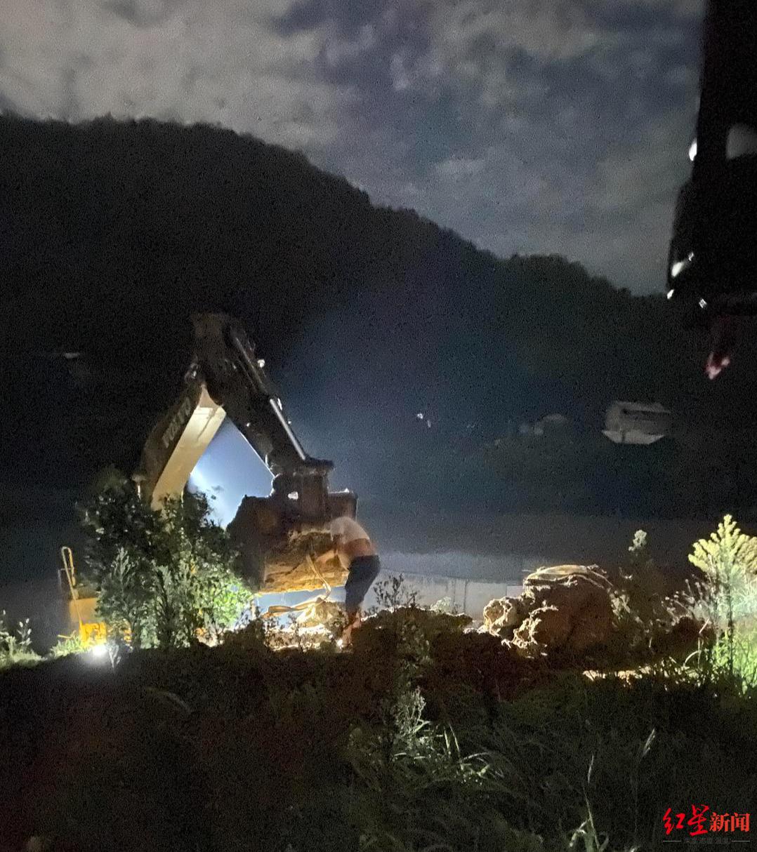 “村庄挖出疑似乌木”:村民被告知整治撂荒地,称曾有疑似乌木被挖出后运走;当地自规局等已介入处理(图4) 彭州乌木案结果赔了多少钱_村民阻止挖掘机运走疑似乌木_四川南部县乌木纠纷