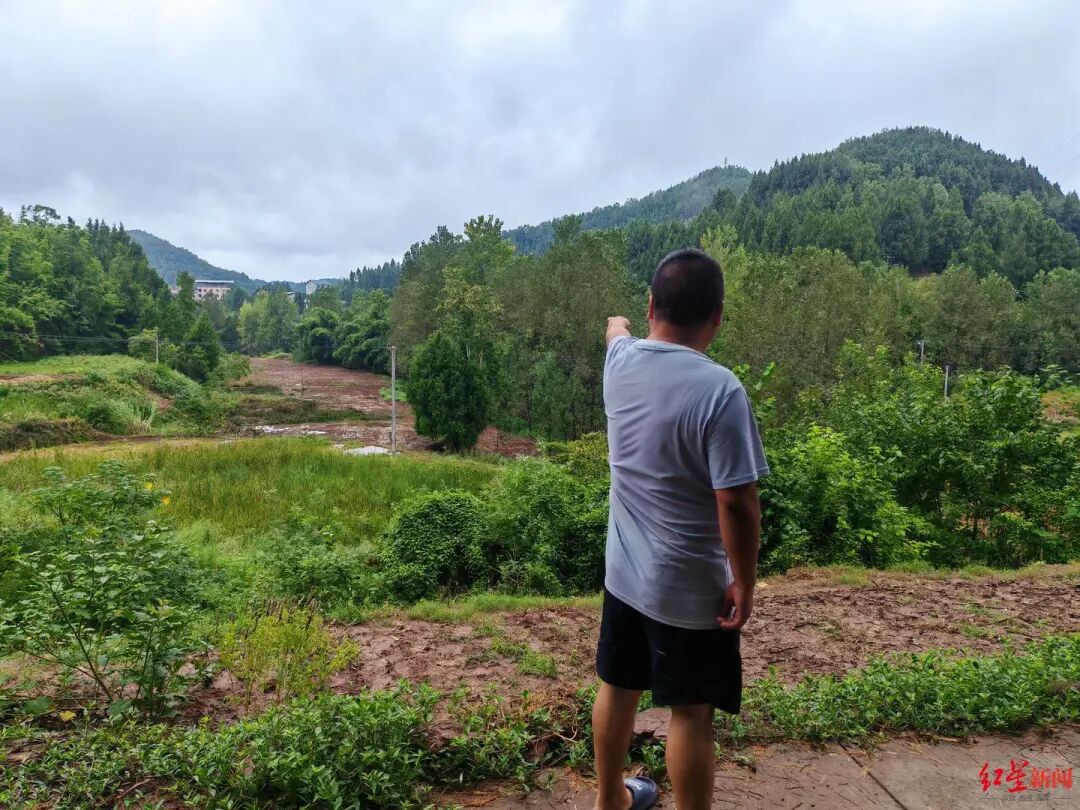 “村庄挖出疑似乌木”:村民被告知整治撂荒地,称曾有疑似乌木被挖出后运走;当地自规局等已介入处理(图6) 彭州乌木案结果赔了多少钱_四川南部县乌木纠纷_村民阻止挖掘机运走疑似乌木