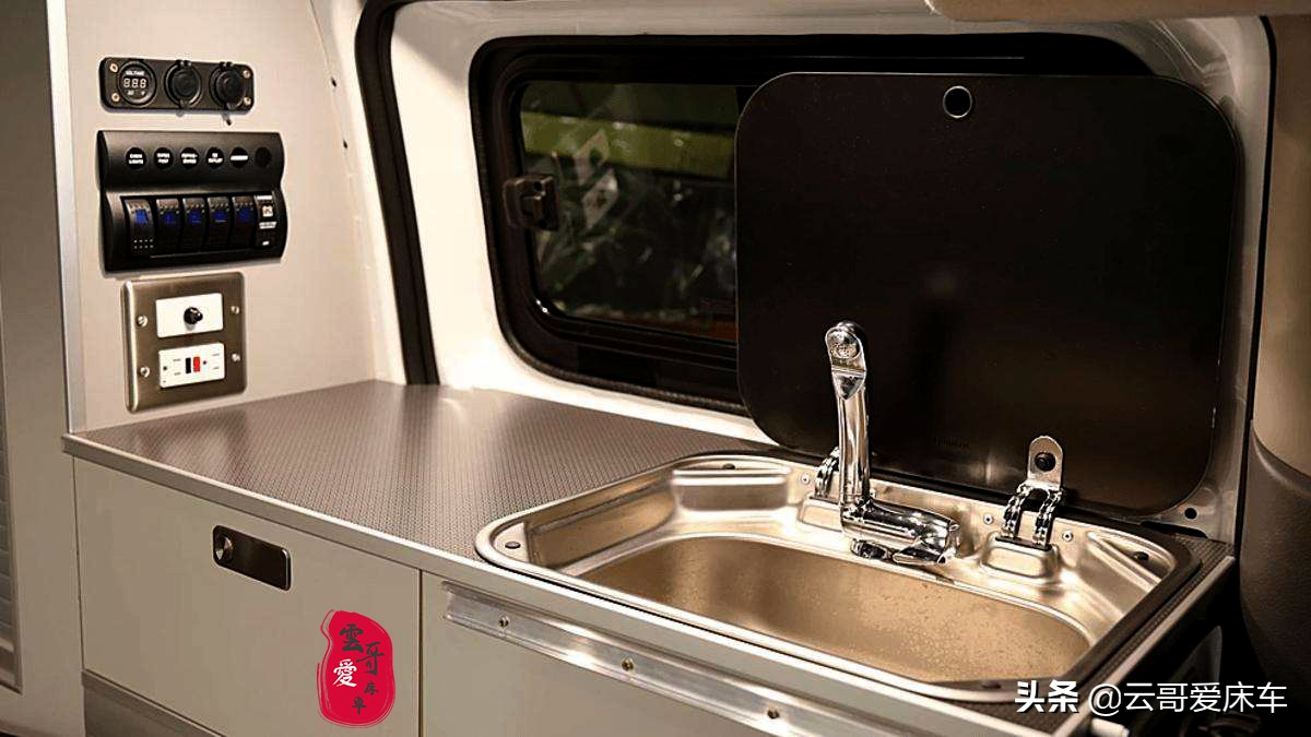 日产NV200最适合改装的国际床车推荐给你(图12) mpv改床车自驾游论坛_日产NV200房车改装优势_日产NV200床车改装