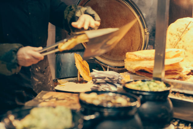 九曲桥上看人头_豫园老街元宵赏花灯_豫园老街小吃