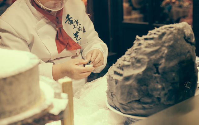 九曲桥上看人头_豫园老街小吃_豫园老街元宵赏花灯