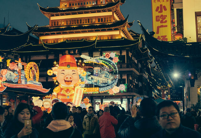 豫园老街元宵赏花灯_豫园老街小吃_九曲桥上看人头