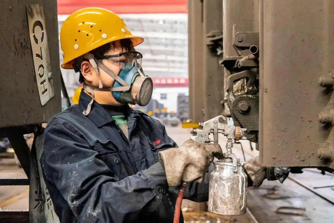 火车车辆检修标记_铁路货车段修标记_太原北车辆段油漆工