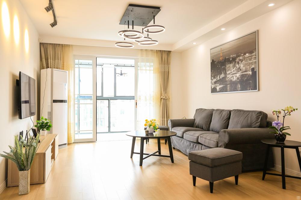 墙面装修材料性价比对比_刷乳胶漆的墙面还能贴壁纸不_乳胶漆与壁纸壁布的选择