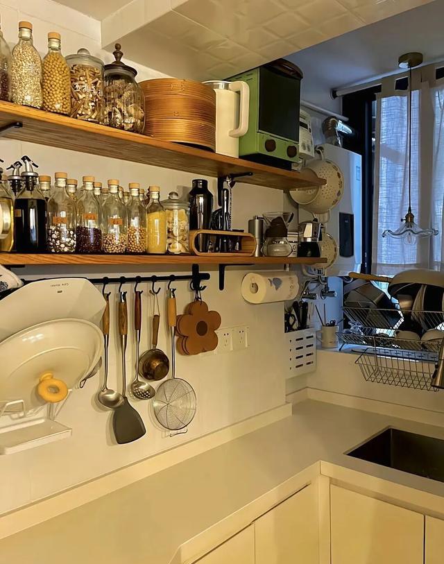 若再次装修,厨房坚决不做吊柜!照抄邻居家的做法,既美观又实用(图8) 现代厨房设计无吊柜_日式厨房装修风格图片_高柜系统墙面收纳