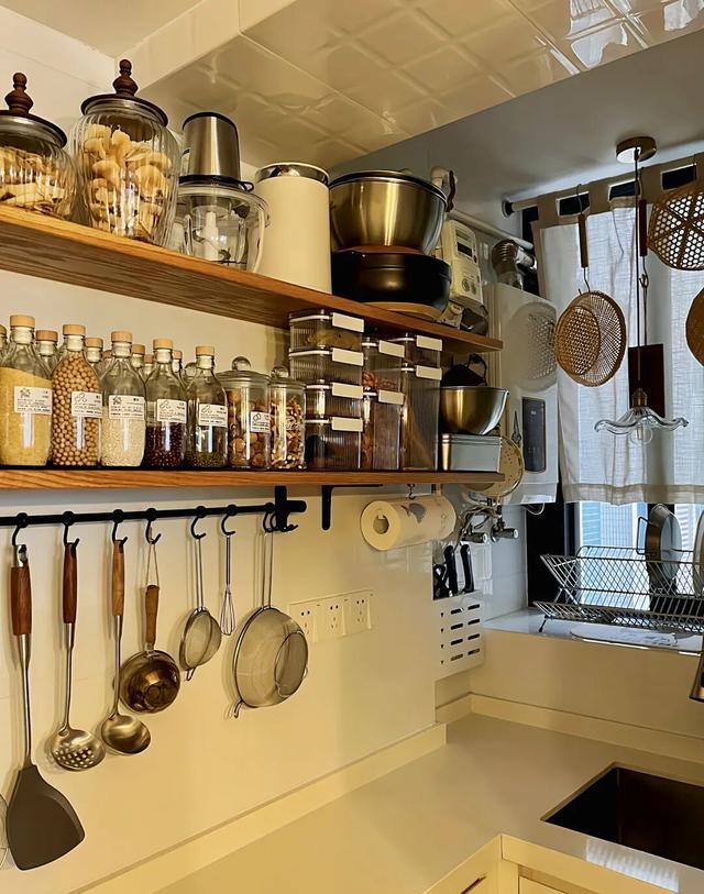 若再次装修,厨房坚决不做吊柜!照抄邻居家的做法,既美观又实用(图10) 现代厨房设计无吊柜_高柜系统墙面收纳_日式厨房装修风格图片