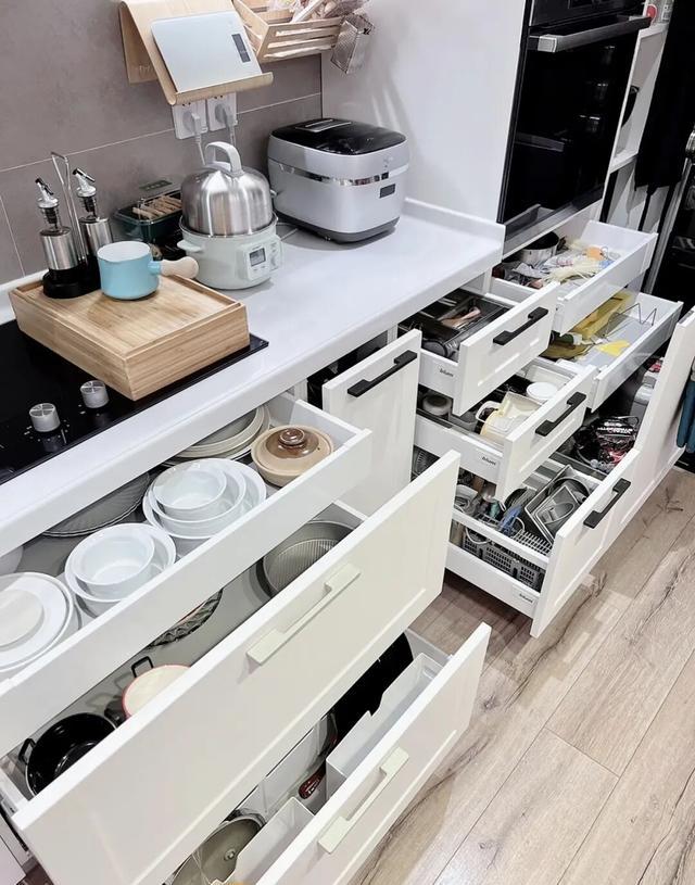 若再次装修,厨房坚决不做吊柜!照抄邻居家的做法,既美观又实用(图12) 日式厨房装修风格图片_高柜系统墙面收纳_现代厨房设计无吊柜