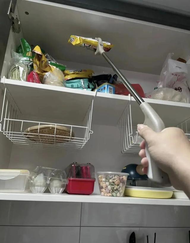 若再次装修,厨房坚决不做吊柜!照抄邻居家的做法,既美观又实用(图5) 现代厨房设计无吊柜_高柜系统墙面收纳_日式厨房装修风格图片