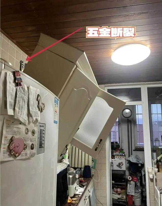 若再次装修,厨房坚决不做吊柜!照抄邻居家的做法,既美观又实用(图6) 日式厨房装修风格图片_高柜系统墙面收纳_现代厨房设计无吊柜