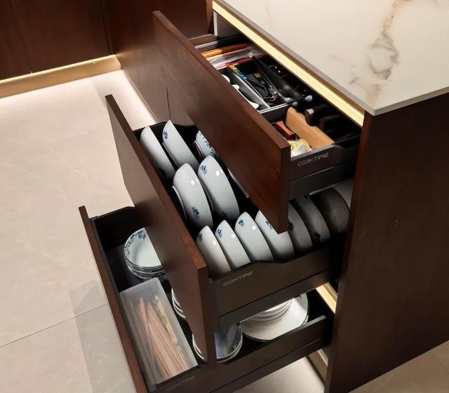 厨房转角空间创新利用_日式厨房装修风格图片_智能抽屉设计升级