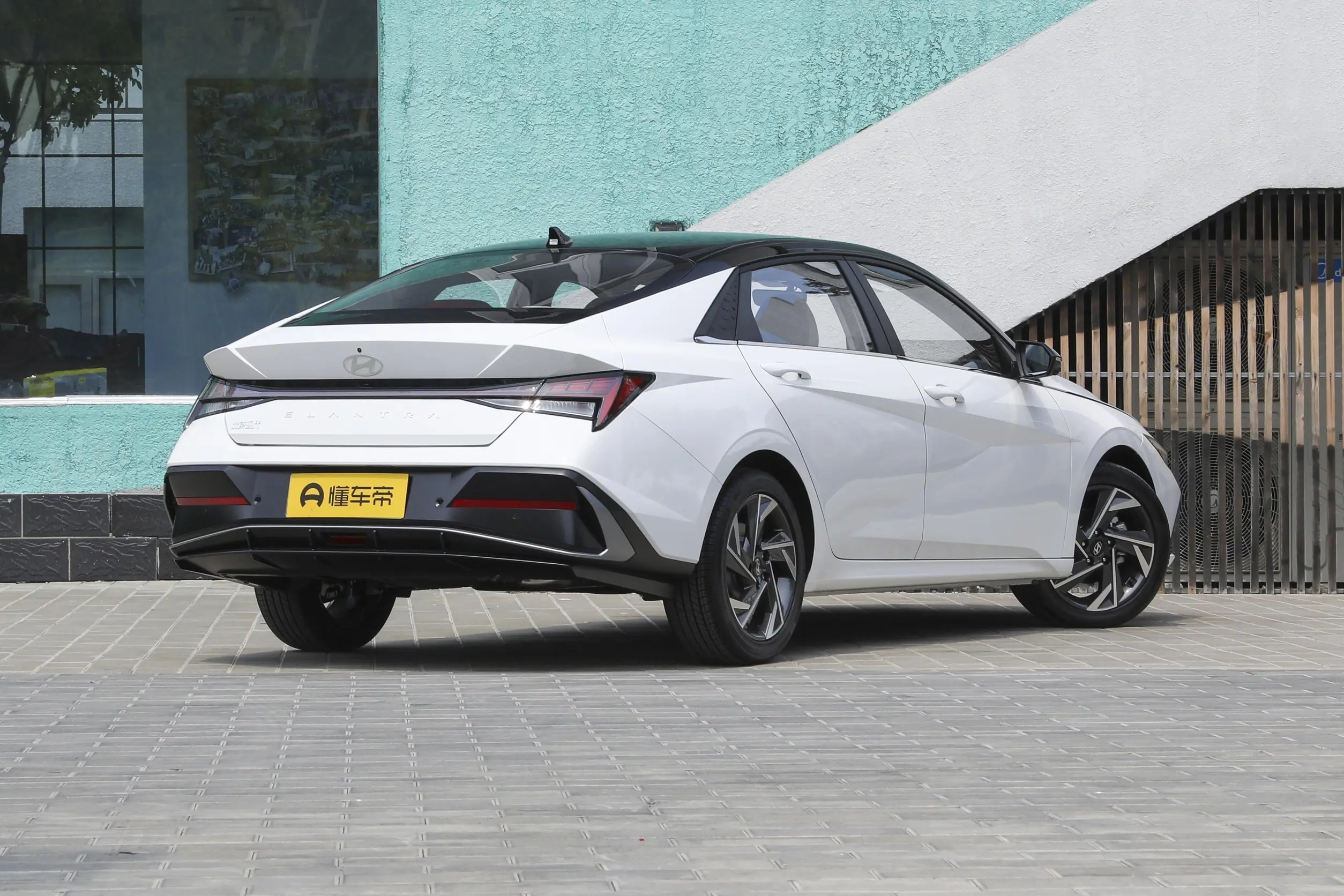 现代伊兰特与日产轩逸对比,同价位不同选择,到底选哪款?(图2) 伊兰特2023款1.5L CVT TOP旗舰版对比轩逸2024款1.6L CVT黑金版 市场价格车型分析_伊兰特与轩逸车型对比评测 参数配置油耗安全性_现代伊兰特老款报价