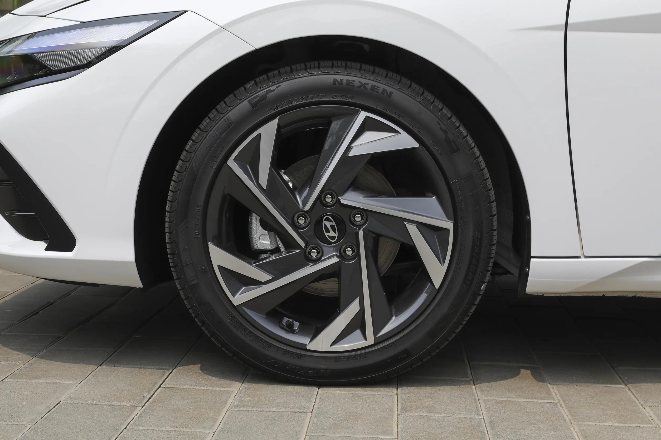 现代伊兰特与日产轩逸对比,同价位不同选择,到底选哪款?(图9) 伊兰特与轩逸车型对比评测 参数配置油耗安全性_现代伊兰特老款报价_伊兰特2023款1.5L CVT TOP旗舰版对比轩逸2024款1.6L CVT黑金版 市场价格车型分析