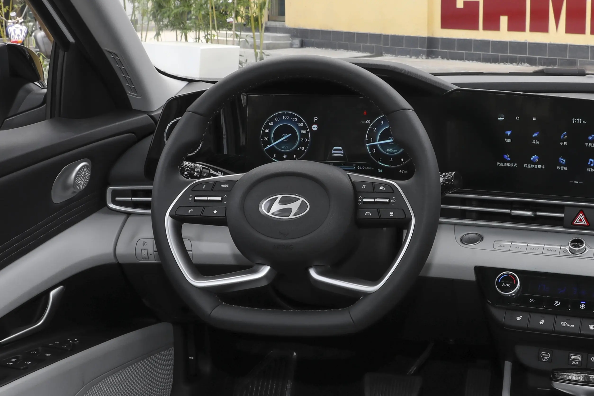 现代伊兰特与日产轩逸对比,同价位不同选择,到底选哪款?(图10) 伊兰特2023款1.5L CVT TOP旗舰版对比轩逸2024款1.6L CVT黑金版 市场价格车型分析_现代伊兰特老款报价_伊兰特与轩逸车型对比评测 参数配置油耗安全性