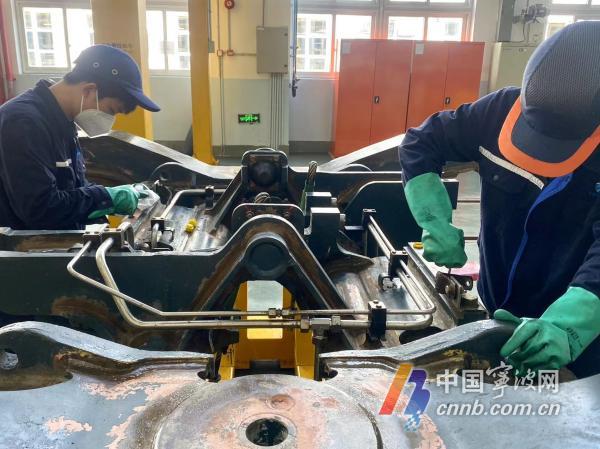 宁波地铁1号线列车首次大修：大到整个箱体 小到一颗螺栓