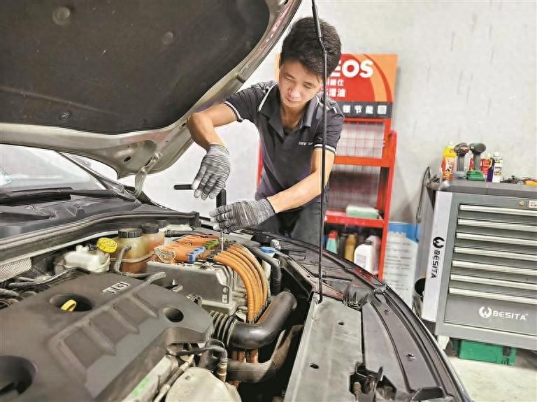 月薪过万难招一名汽修工 新能源车4S店四处网罗“三电”熟手师傅