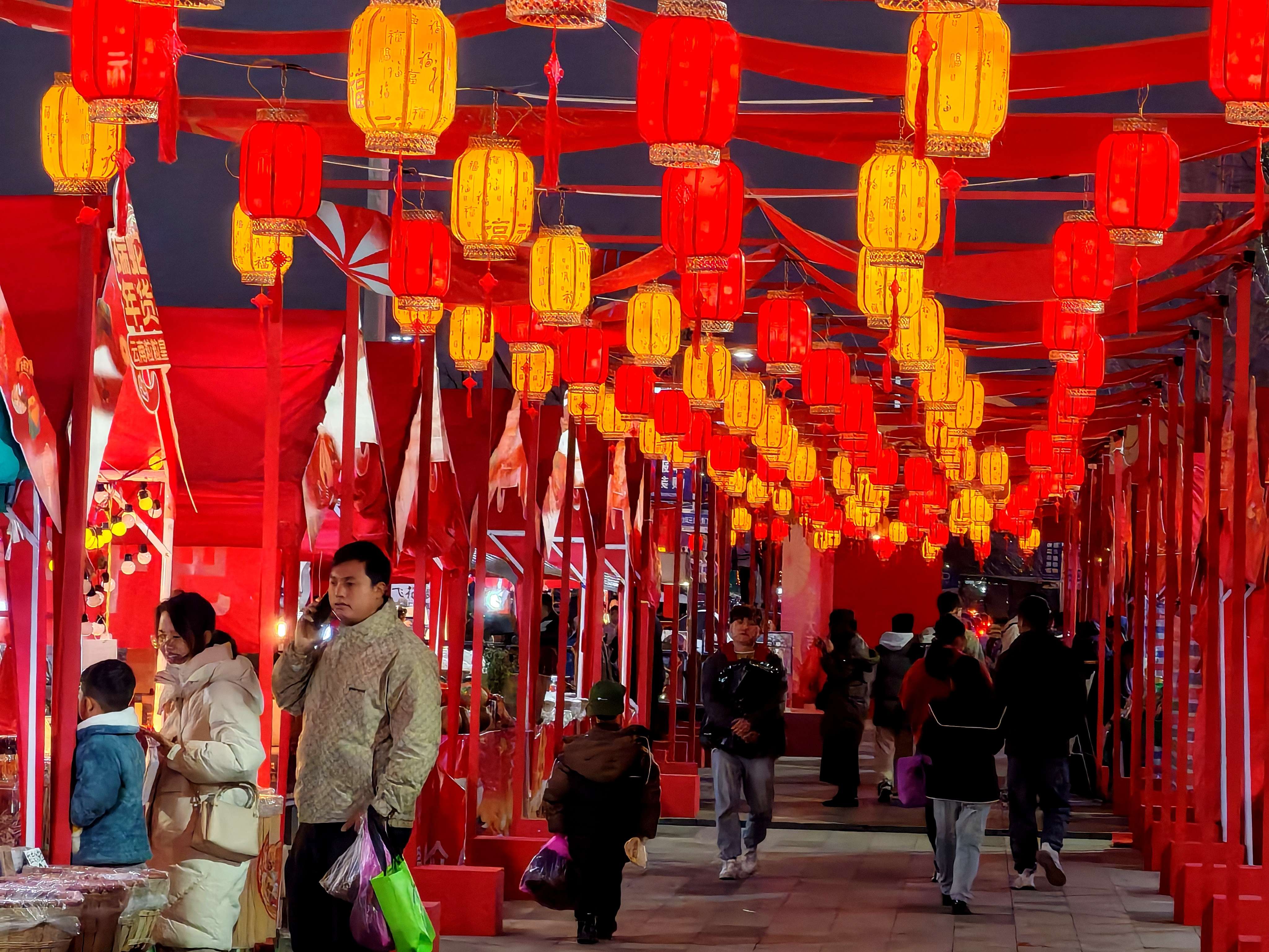 昆明新螺蛳湾年货市场_蛇年春节饰品热销_螺蛳湾零食批发商电话