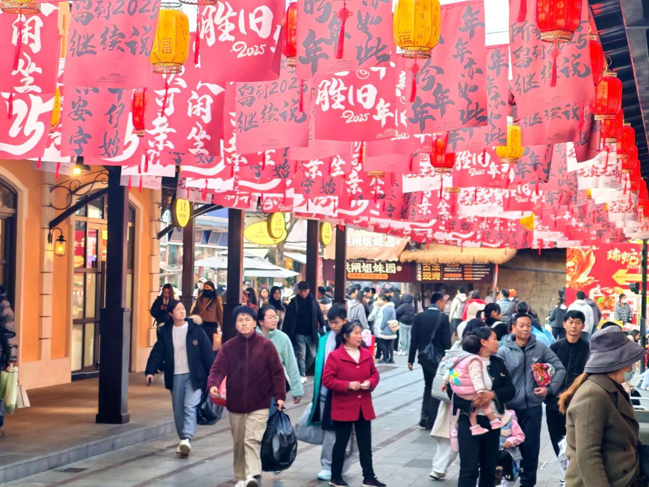 螺蛳湾零食批发商电话_俊发新螺蛳湾蛇年春节年货市场_昆明新螺蛳湾春节饰品批发