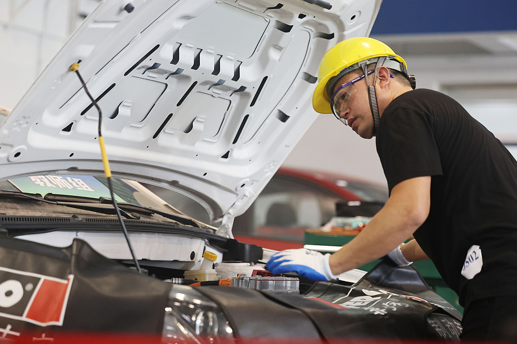 新能源汽车维修人才缺口_修车有前途吗工资高吗_传统汽修工转型新能源汽修