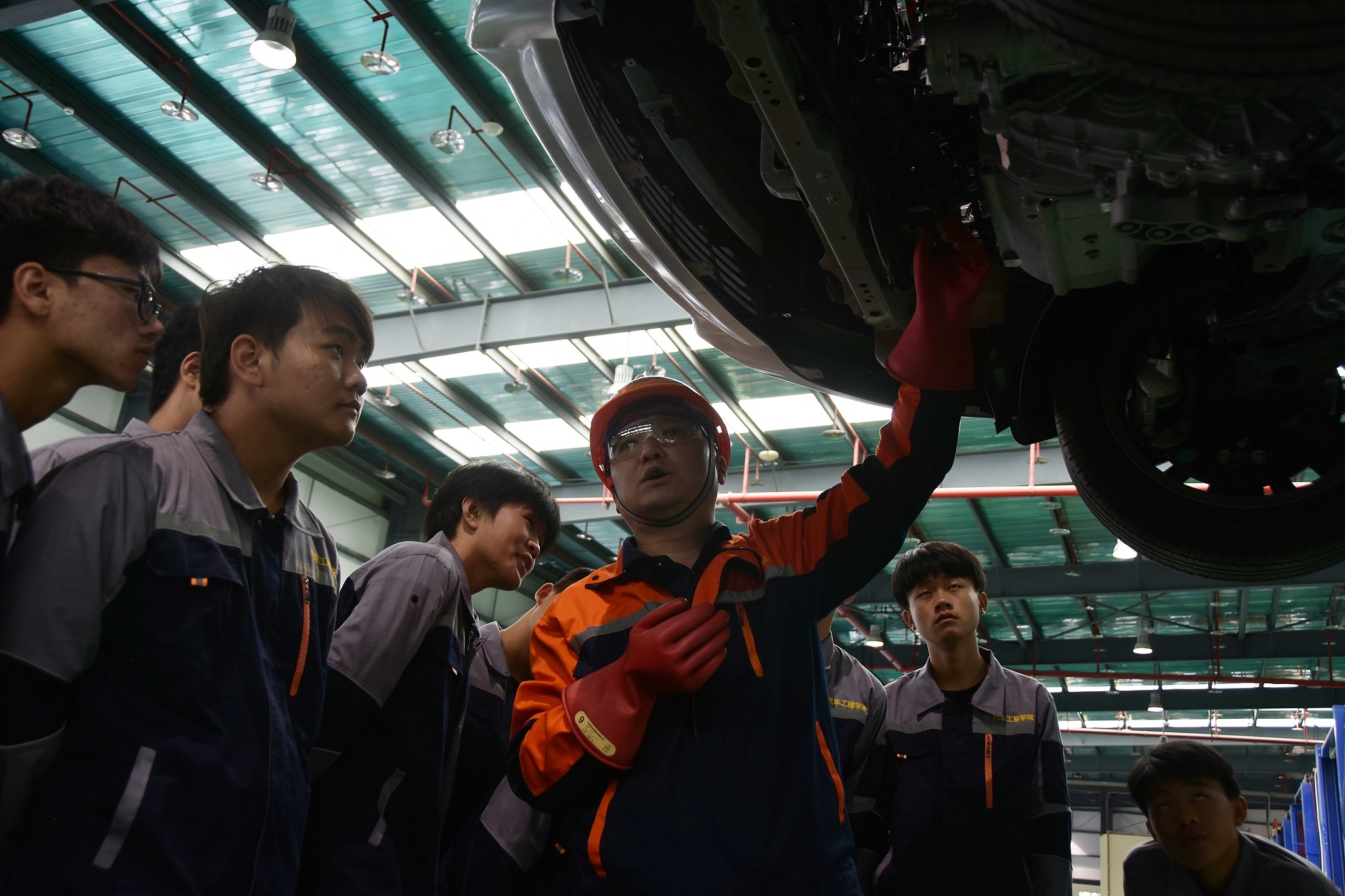 修车有前途吗工资高吗_新能源汽车维修人才缺口_传统汽修工转型新能源汽修