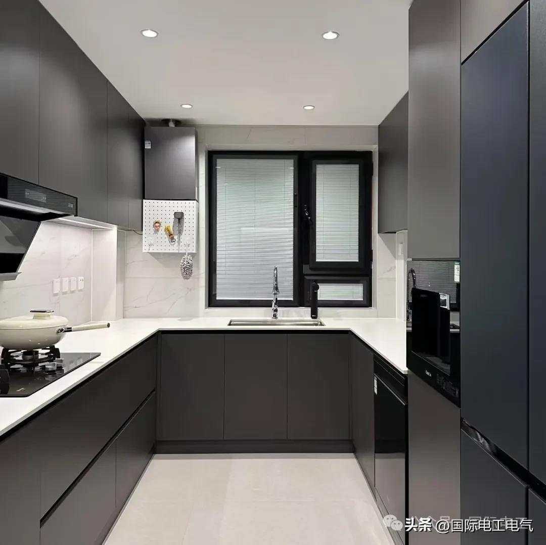 金牌和欧派橱柜选哪个?2个牌子我家都用过,对比之后答案很明显(图6) 金牌厨柜与欧派橱柜对比_橱柜性价比_中高端橱柜品牌分析