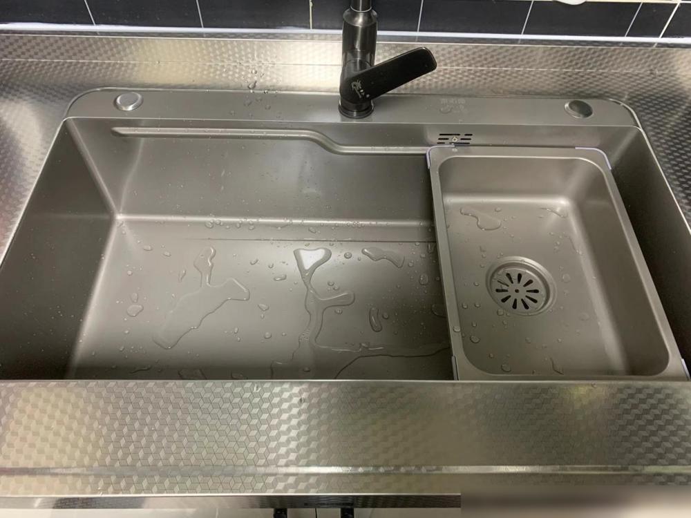 我家用了几年不锈钢橱柜,才发现:比木质的还香,耐用好看又实用(图13) 不锈钢橱柜优点_橱柜性价比_现代不锈钢橱柜选购指南