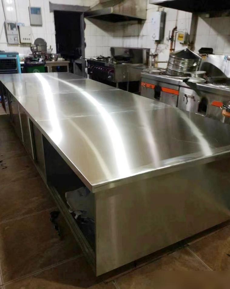 我家用了几年不锈钢橱柜,才发现:比木质的还香,耐用好看又实用(图6) 现代不锈钢橱柜选购指南_不锈钢橱柜优点_橱柜性价比