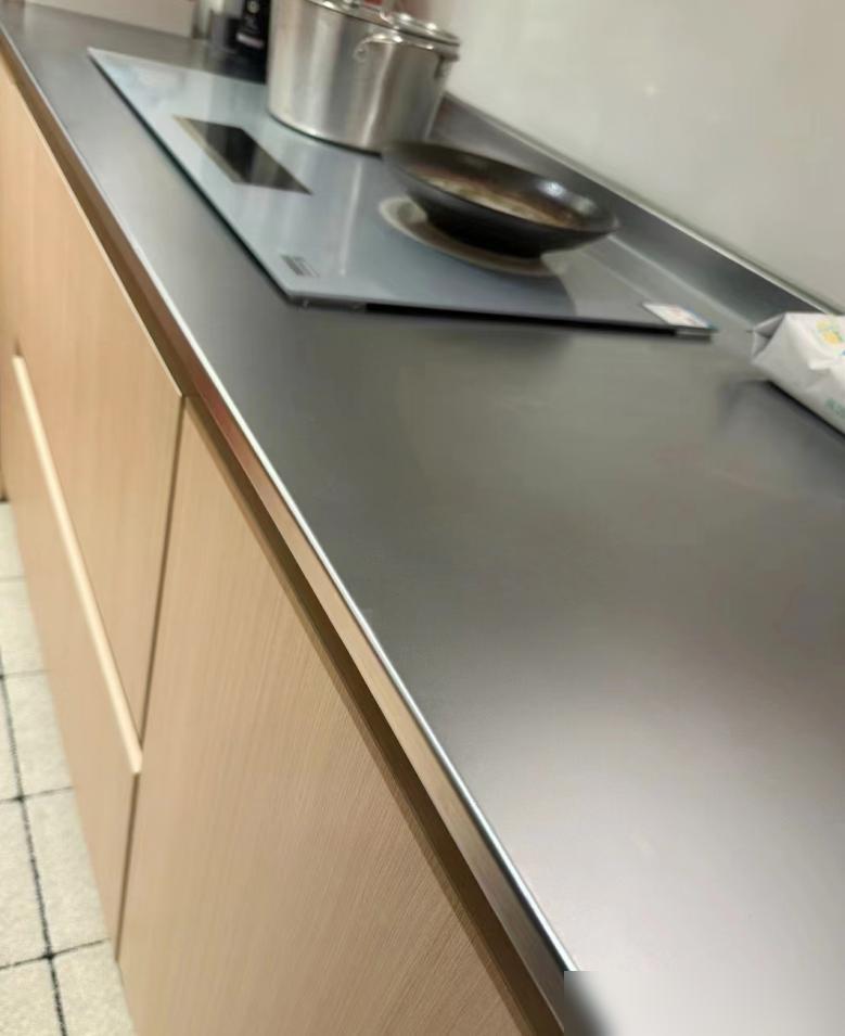 我家用了几年不锈钢橱柜,才发现:比木质的还香,耐用好看又实用(图7) 现代不锈钢橱柜选购指南_不锈钢橱柜优点_橱柜性价比