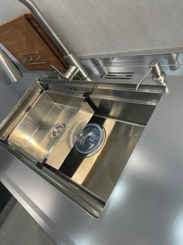 我家用了几年不锈钢橱柜,才发现:比木质的还香,耐用好看又实用(图9) 不锈钢橱柜优点_橱柜性价比_现代不锈钢橱柜选购指南