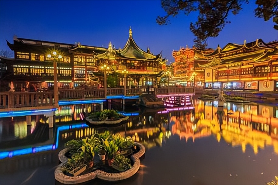 五一夜游上海城隍庙:九曲桥灯火与舌尖上的千年烟火(图2) 城隍庙小吃街美食攻略_上海城隍庙九曲桥夜景_上海城隍庙游玩