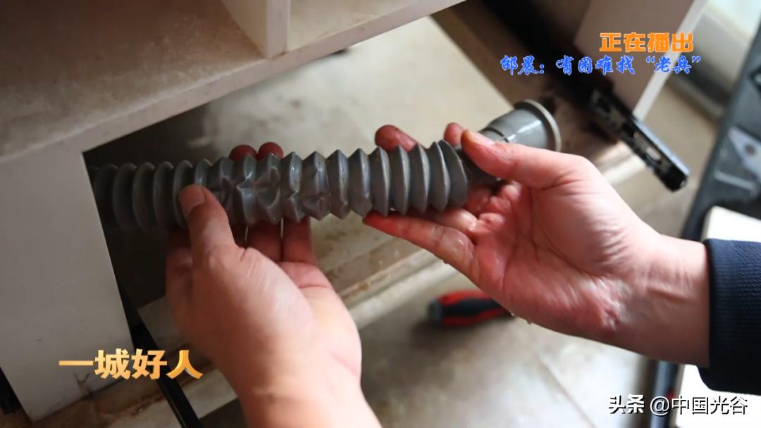 光谷这位“退伍老兵”有副热心肠,义务服务居民多年,曾参加汶川救灾(图3) 光谷满庭春的房子在哪里_邰晨空降兵转业军人社区服务事迹_光谷满庭春小区老兵邰晨义务维修服务