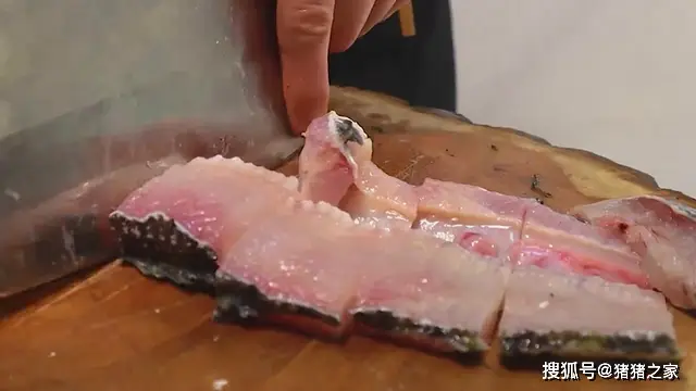 这才是水煮鱼的正确做法,鱼片滑嫩麻辣鲜香,好吃得停不下来(图2) 黑鱼水煮鱼教程_水煮鱼做法_正宗川菜麻辣水煮鱼做法