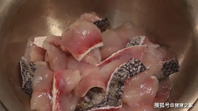 这才是水煮鱼的正确做法,鱼片滑嫩麻辣鲜香,好吃得停不下来(图4) 黑鱼水煮鱼教程_水煮鱼做法_正宗川菜麻辣水煮鱼做法