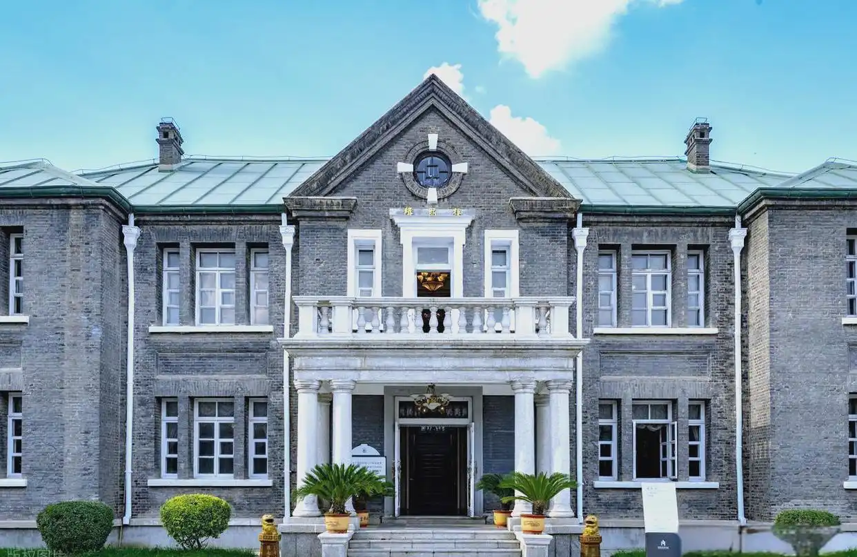 东北五A景区深度游:探寻伪满皇宫博物院与长白山之美(图2) 长白山景区建筑_东北首批5A景区_长白山四季特色旅游