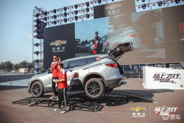 美国车都是这么玩,3米高的“大脚怪”车长这样(图9) 美国汽车文化体验_卡车比赛视频_雪佛兰赛车文化展示