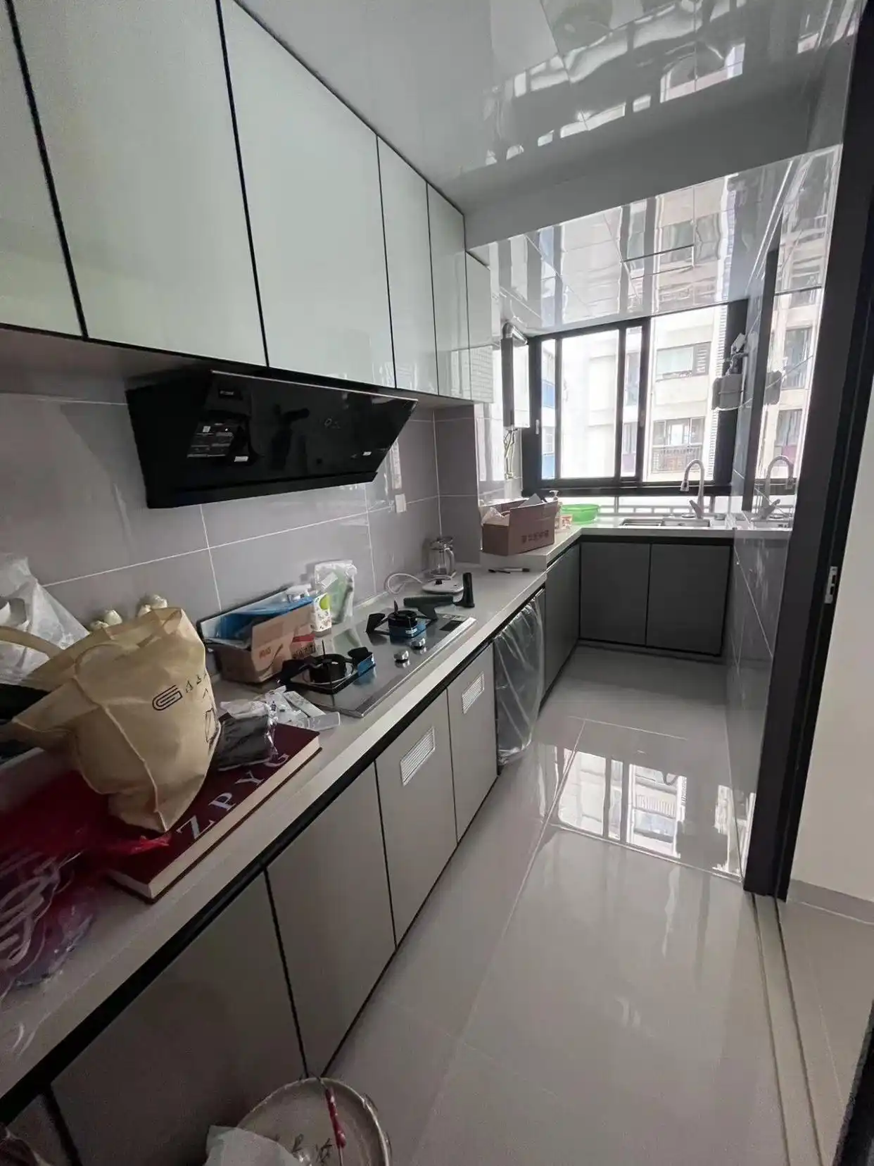 新房坚持不做吊顶,全屋家具进场效果还不错,先放着通风一段时间(图6) 小户型装修石膏线条代替吊顶_全屋定制柜子免拉手设计_卫生间不吊顶图片