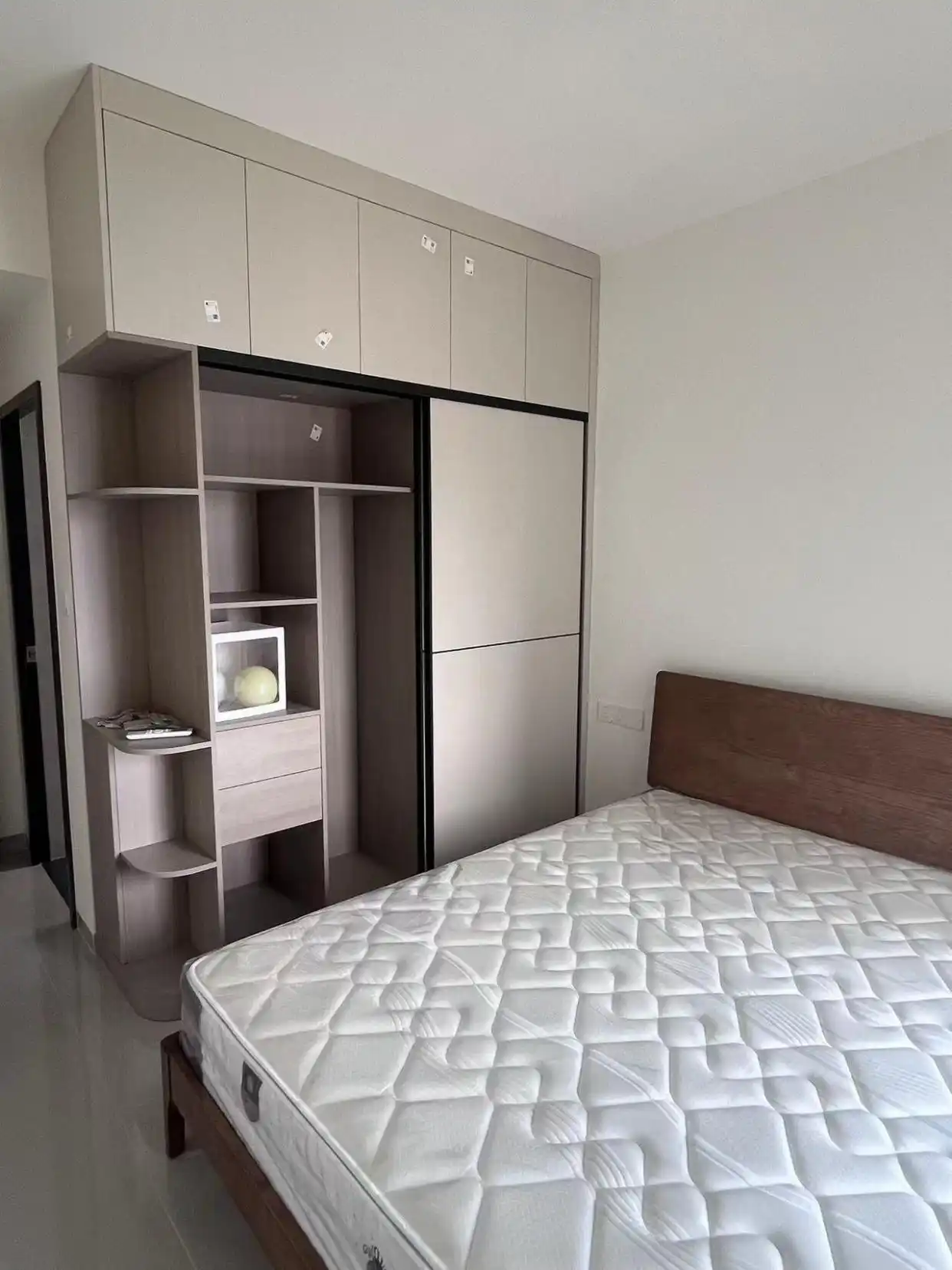 新房坚持不做吊顶,全屋家具进场效果还不错,先放着通风一段时间(图9) 全屋定制柜子免拉手设计_卫生间不吊顶图片_小户型装修石膏线条代替吊顶