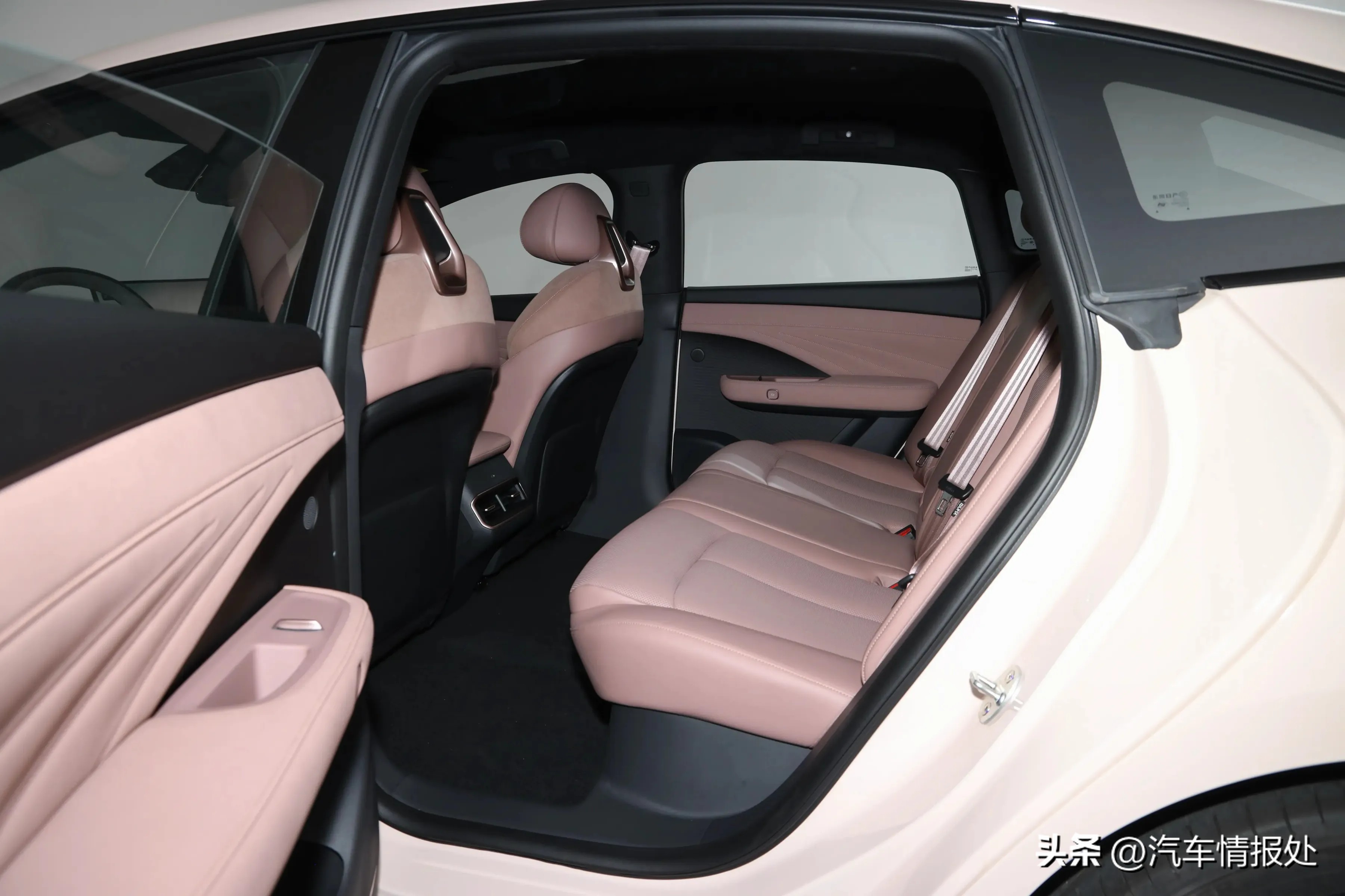 推荐10款10-15万降价力度最大的纯电轿车,看看哪款性价比更高(图13) 高底盘中轿车推荐_10-15万新能源汽车推荐_长续航智能轿车性价比