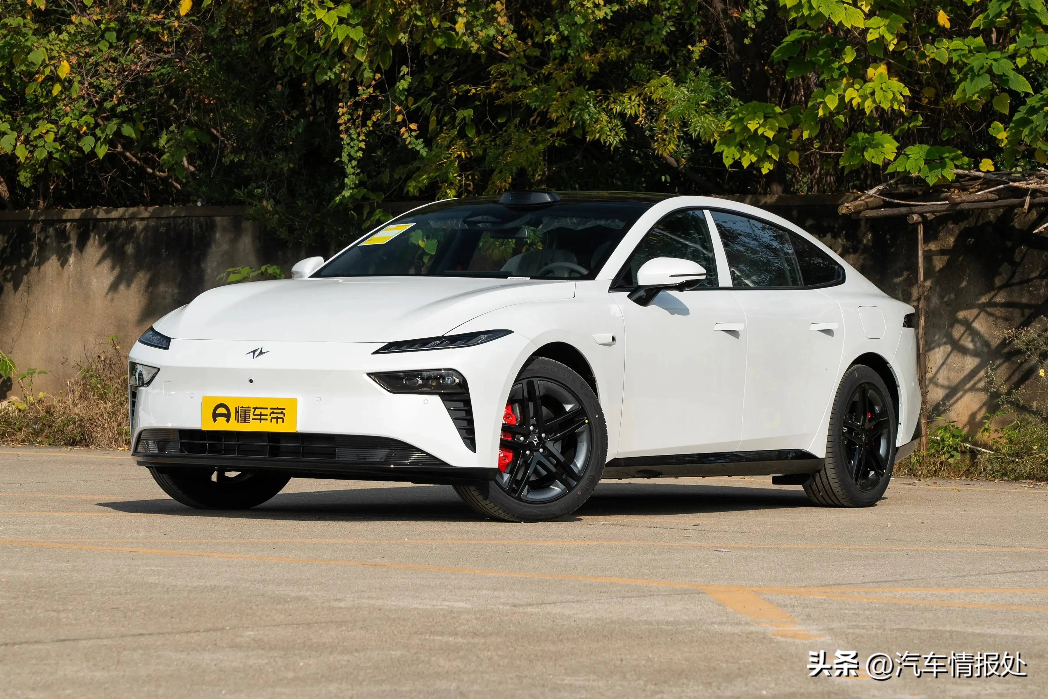 推荐10款10-15万降价力度最大的纯电轿车,看看哪款性价比更高(图29) 长续航智能轿车性价比_高底盘中轿车推荐_10-15万新能源汽车推荐