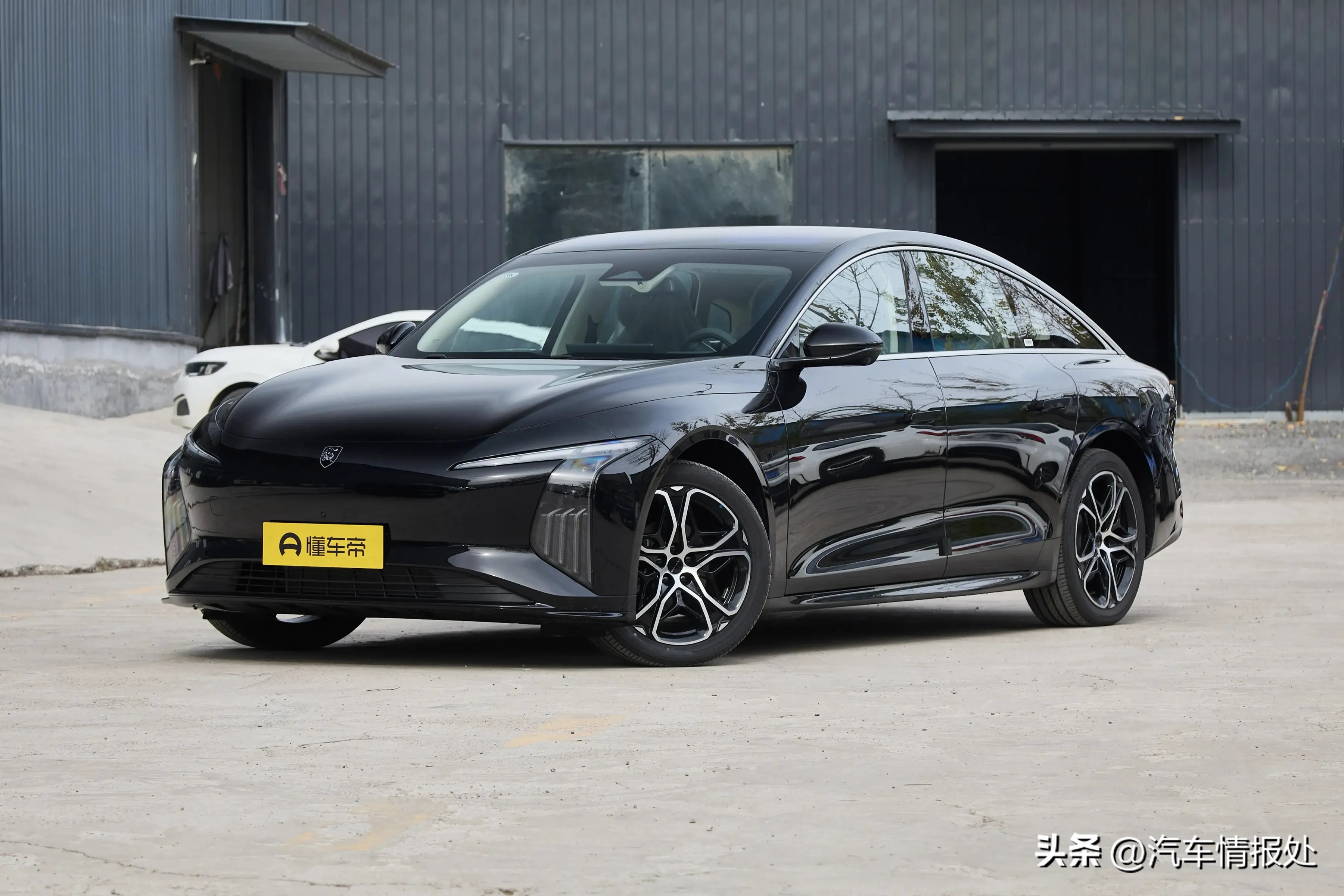 推荐10款10-15万降价力度最大的纯电轿车,看看哪款性价比更高(图8) 10-15万新能源汽车推荐_高底盘中轿车推荐_长续航智能轿车性价比