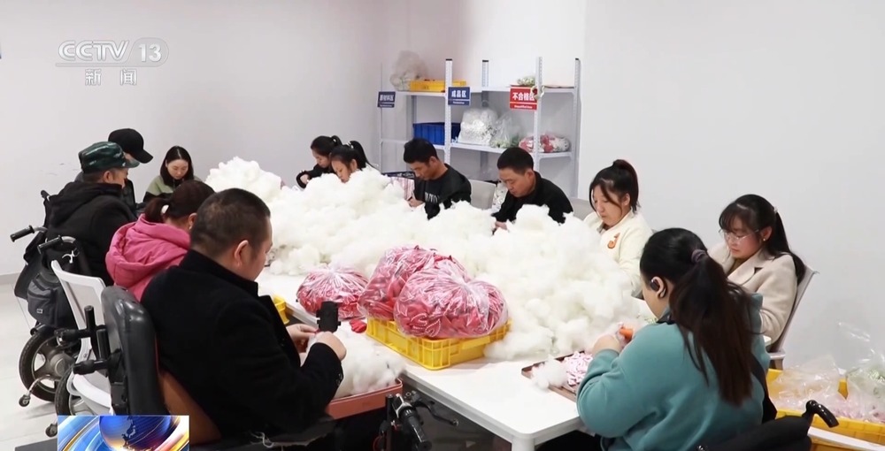 视频丨从“外出务工”到“就近就业” 农民工就业渠道更加多元(图5) 订单式培训提升务工人员就业能力_国家拓宽农民工就业渠道_建筑业农民务工常识读本